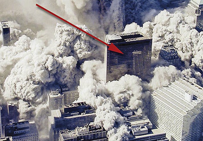 L'edificio 7 immerso dal fumo dei detriti subito dopo il crollo della torre nord, la seconda a disintegrarsi.