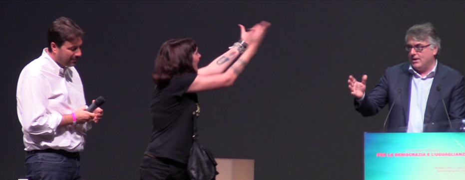 Una militante napoletana dell'ex Opg contesta Gotor sul palco del Brancaccio