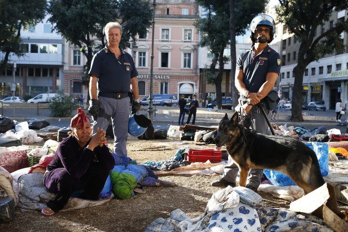 Roma, scontri a Piazza Indipendenza: polizia sgombera i migranti