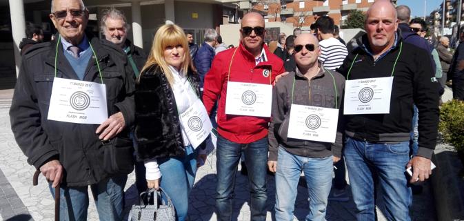 Un gruppo di patrioti di Aulla che hanno manifestato a marzo 2017 in solidarietà ai carabinieri. A prescindere