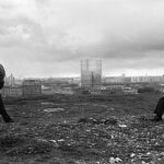 Pasolini, nello foto, scattata su Monte Testaccio, s'intravede il gazometro